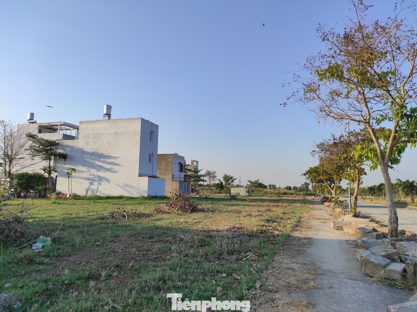 Bên cạnh đó, tại dự án này, công ty Nhựt Thành đã bàn giao cho TPHCM 246 nền đất ở với diện tích 27.462m2 để phục vụ tái định cư cho các dự án của thành phố.