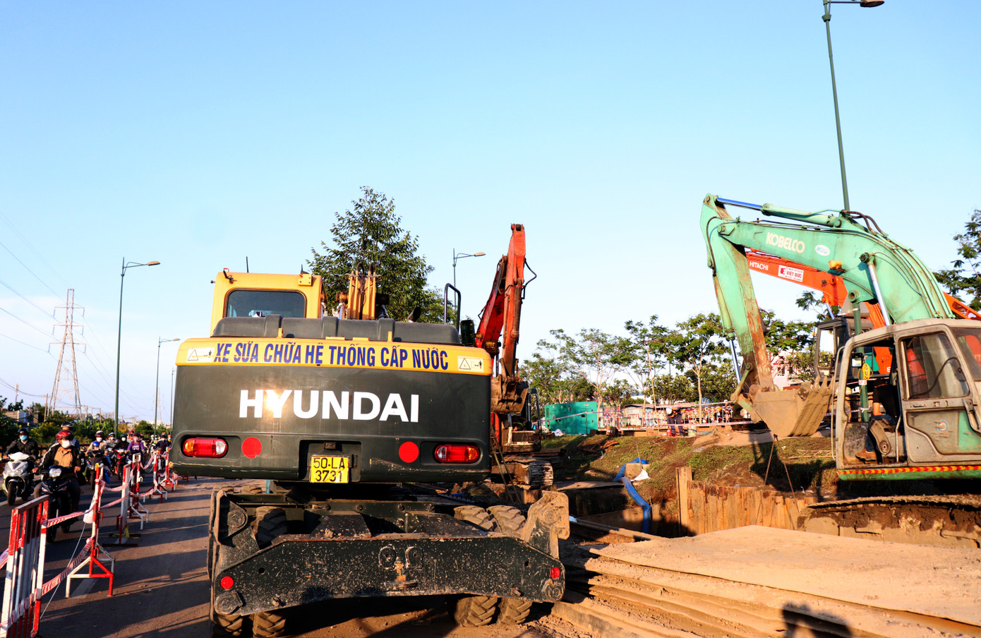 Công nhân được chia làm 3 ca để thi công, khắc phục sự cố liên tục trong hơn 2 ngày qua. Công nhân được chia làm 3 ca để thi công, khắc phục sự cố liên tục trong hơn 2 ngày qua.
