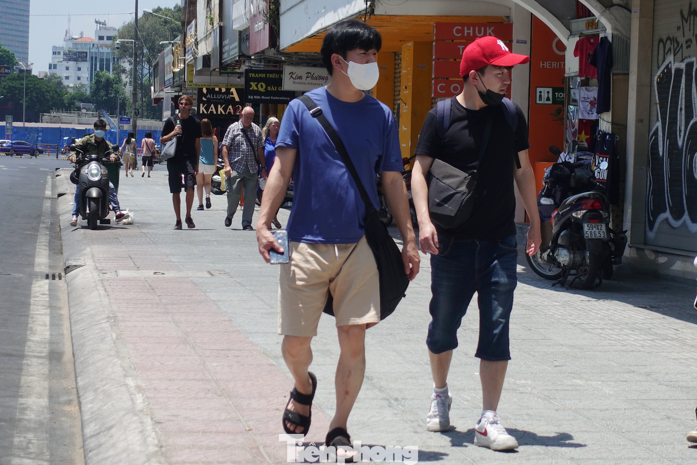 Vật liệu được sử dụng gồm các chất liệu đẹp, bền vững với chi phí tiết kiệm, kết hợp các loại vật tư có màu sắc nhẹ nhàng, có thiết kế hài hòa với cảnh quan chung của khu vực. Kinh phí ước tính sơ bộ ban đầu là khoảng 20 đến 30 tỷ đồng (bao gồm chi phí vật tư, nhân công, thi công…).