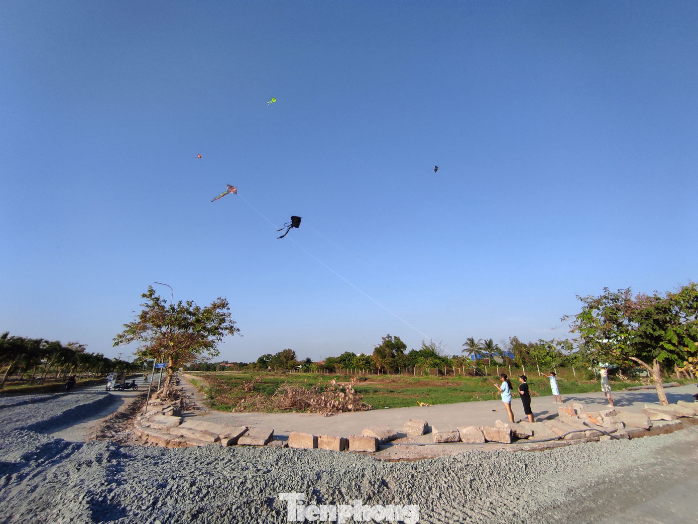 Người dân tụ tập thả diều ở một số khu vực đất trống bên trong khu dân cư An Hạ.