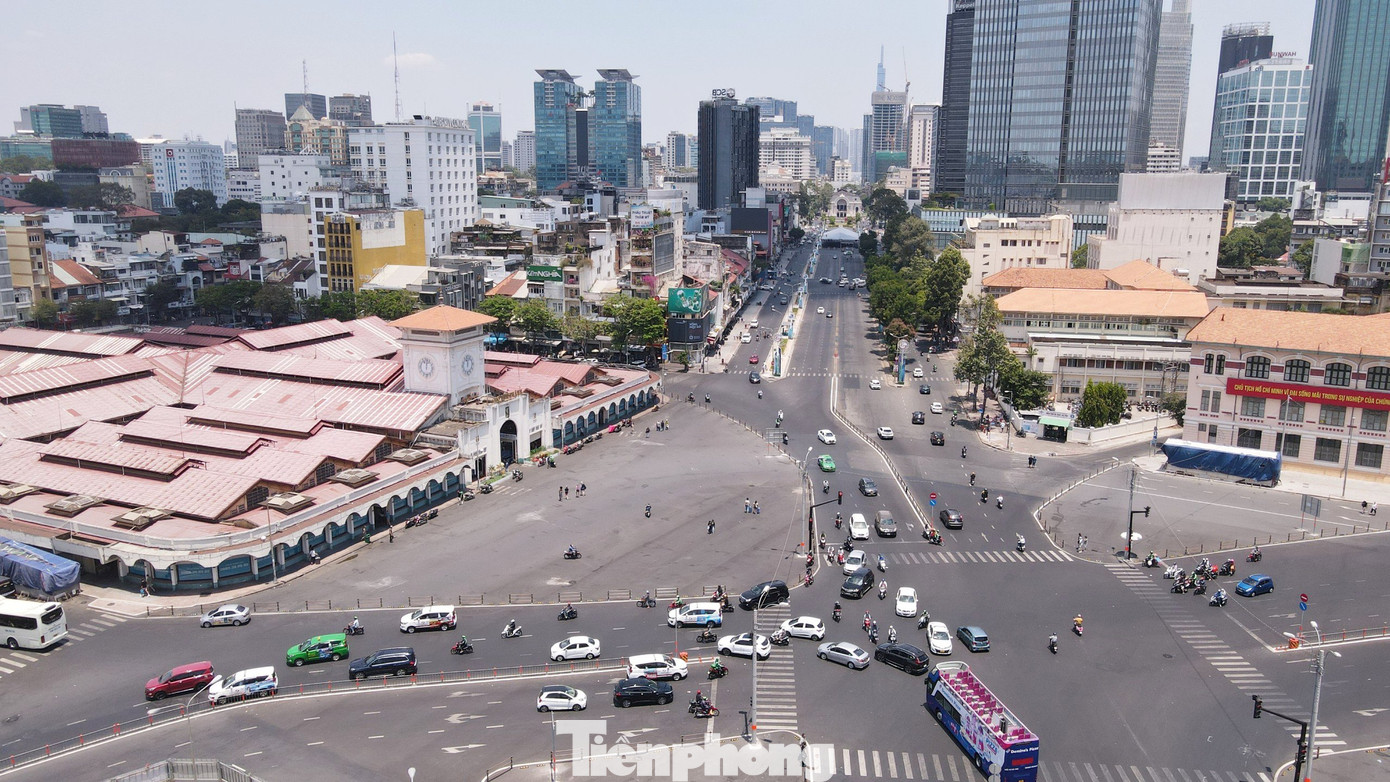 Cuối tháng 8/2022, rào chắn trên đường Lê Lợi (đoạn từ điểm giao với đường Nguyễn Huệ đến trước chợ Bến Thành) được tháo dỡ hoàn toàn sau nhiều năm thi công tuyến metro số 1 (Bến Thành - Suối Tiên).