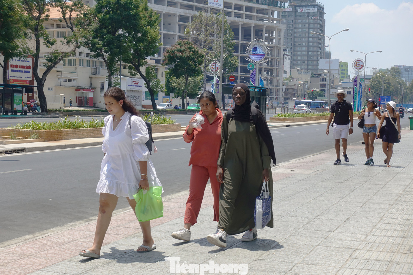 Đường Lê Lợi kết nối các địa điểm tham quan, mua sắm ở trung tâm TPHCM nên thu hút rất đông du khách nước ngoài.