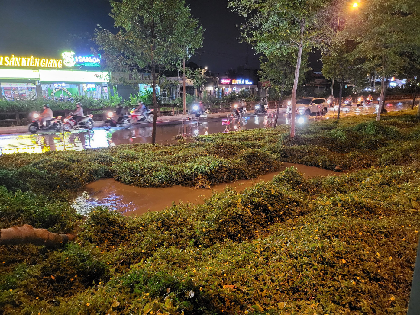 Vị trí xì bể ống cấp nước D1500 gây ngập khu vực đường Kha Vạn Cân. Ảnh: CTV Vị trí xì bể ống cấp nước D1500 gây ngập khu vực đường Kha Vạn Cân. Ảnh: CTV