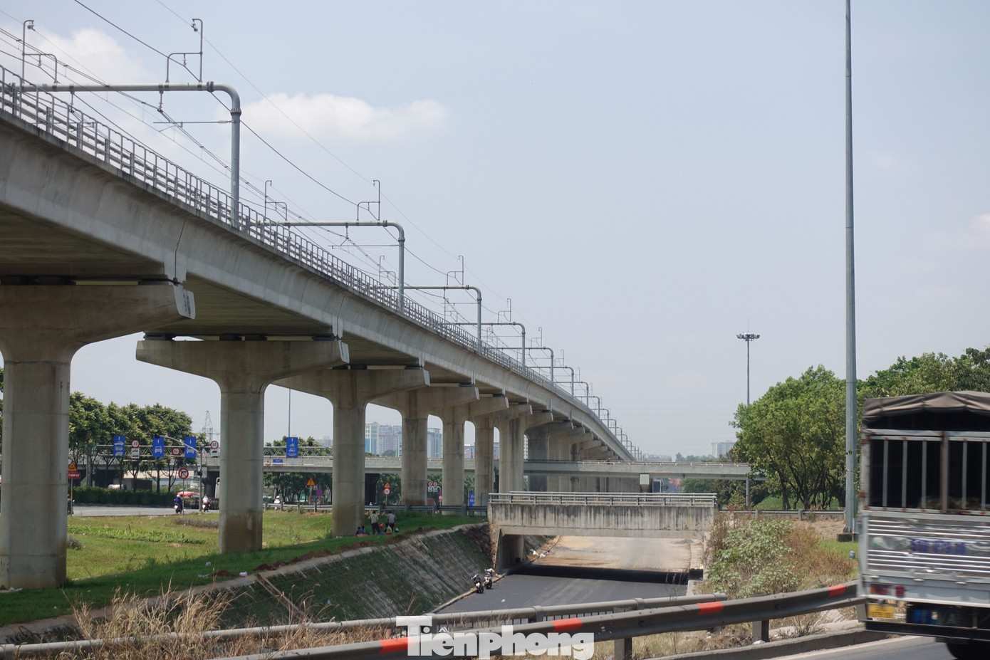 Tĩnh không cầu vượt qua hầm hở đảm bảo cho xe ô tô và xe máy lưu thông.