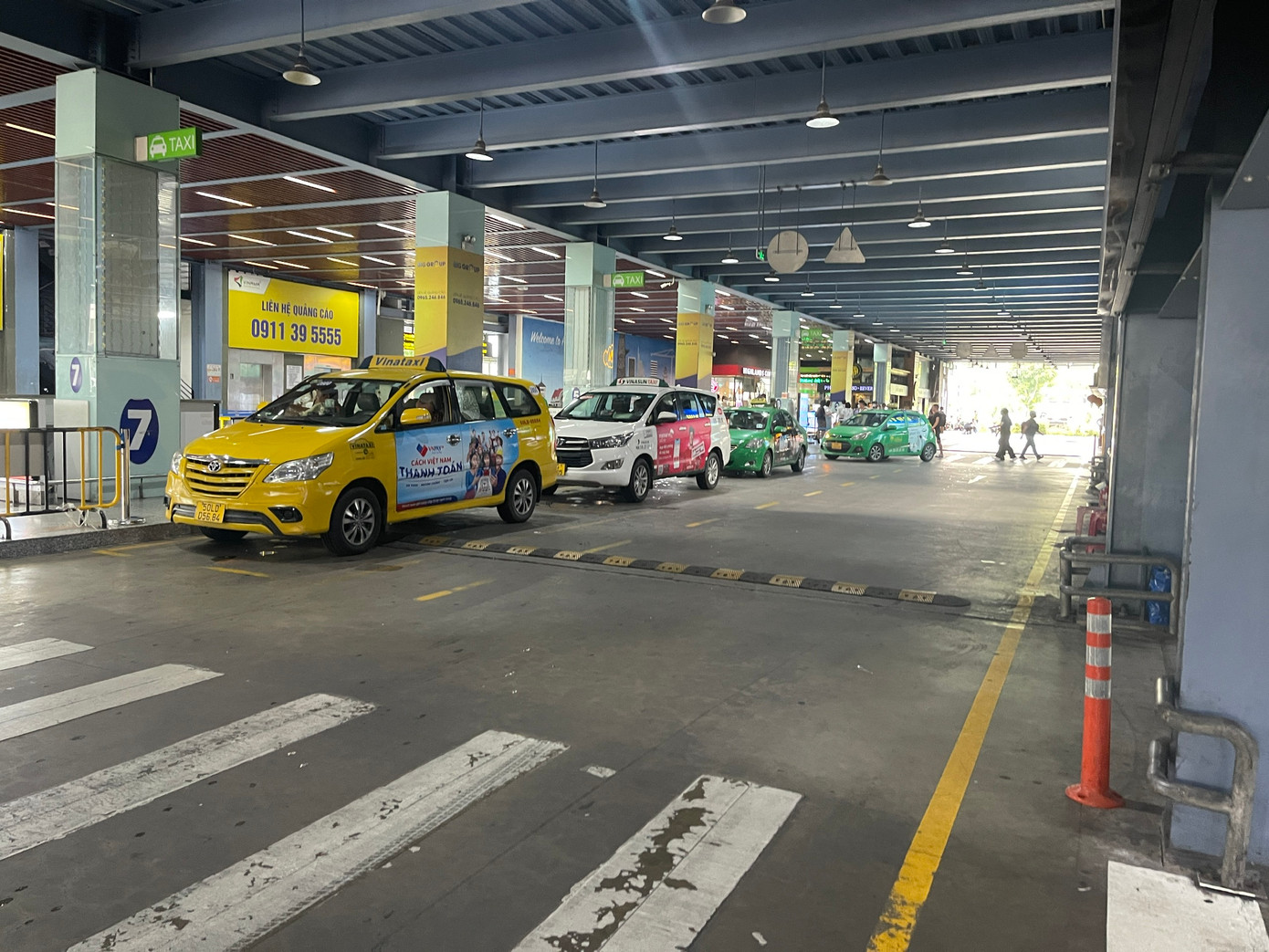 Xe taxi truyền thống đón khách bên trong nhà xe TCP ga quốc nội Cảng HKQT Tân Sơn Nhất. Ảnh: T.H