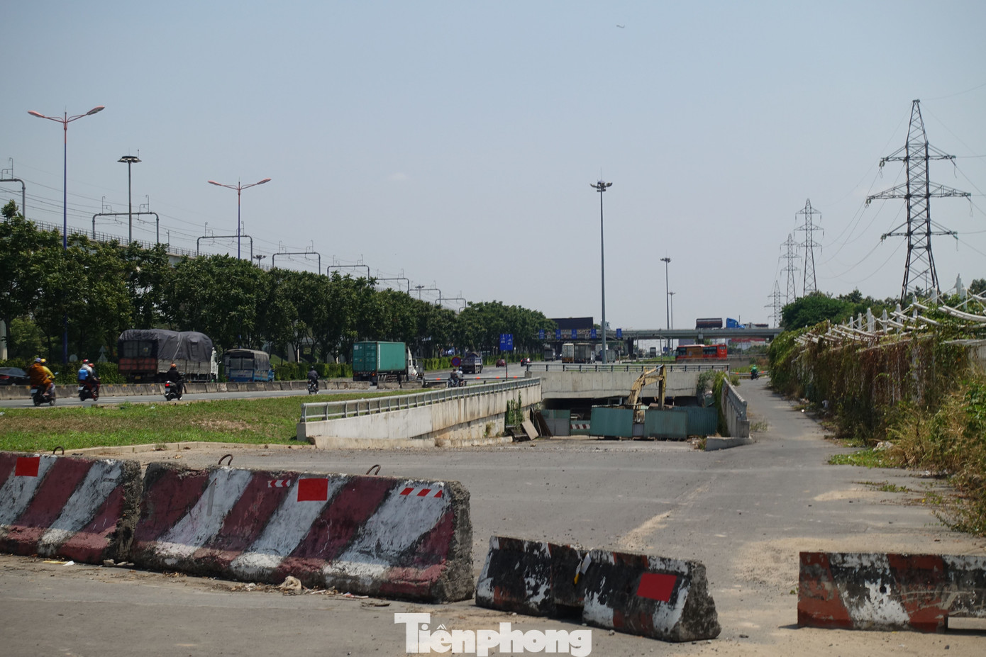 Trong khi đó, hầm hở trên trục đường song hành bên phải Xa lộ Hà Nội (hướng từ TPHCM đi Đồng Nai) dài 1.020 m hiện chưa thể thông tuyến.