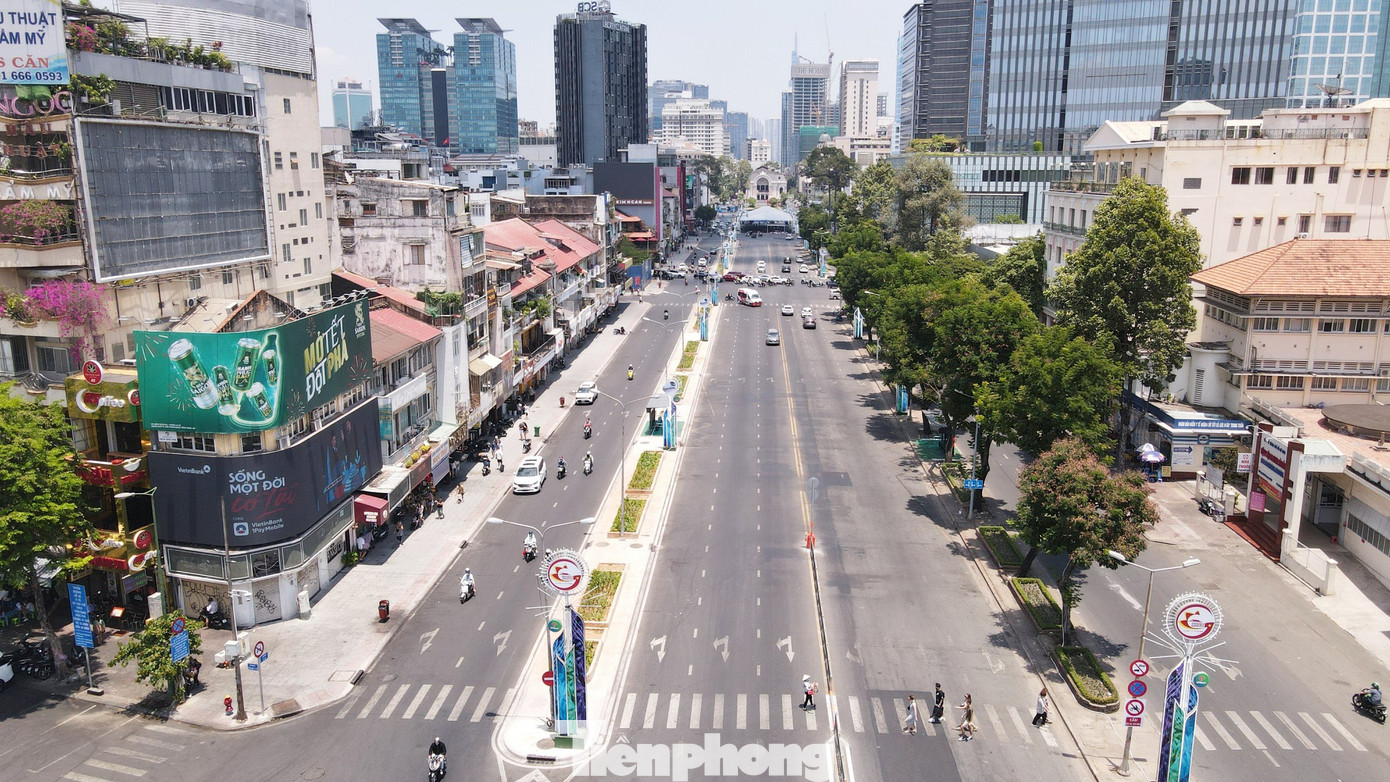 Hàng cây hiện hữu trên đường Lê Lợi (bên phải) và khu vực vừa tái lập mặt bằng sau khi thi công dự án metro số 1 (bên trái). Ảnh: PV Hàng cây hiện hữu trên đường Lê Lợi (bên phải) và khu vực vừa tái lập mặt bằng sau khi thi công dự án metro số 1 (bên trái). Ảnh: PV