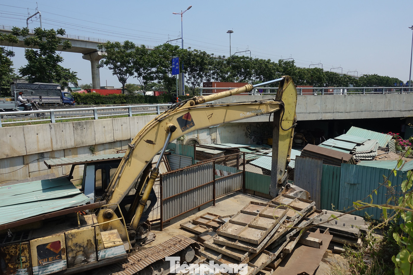 Trang thiết bị, máy móc cùng vật liệu được tập kết ở đoạn hầm này.