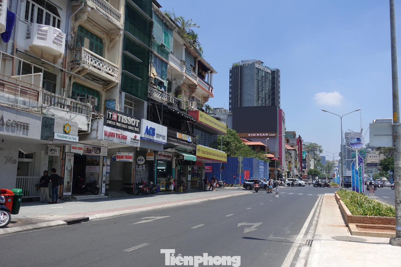 UBND quận 1 xem xét, xin ý kiến UBND TPHCM về nguồn xã hội hóa, đóng góp từ các hộ kinh doanh có liên quan để thực hiện hoặc từ nguồn ngân sách địa phương.