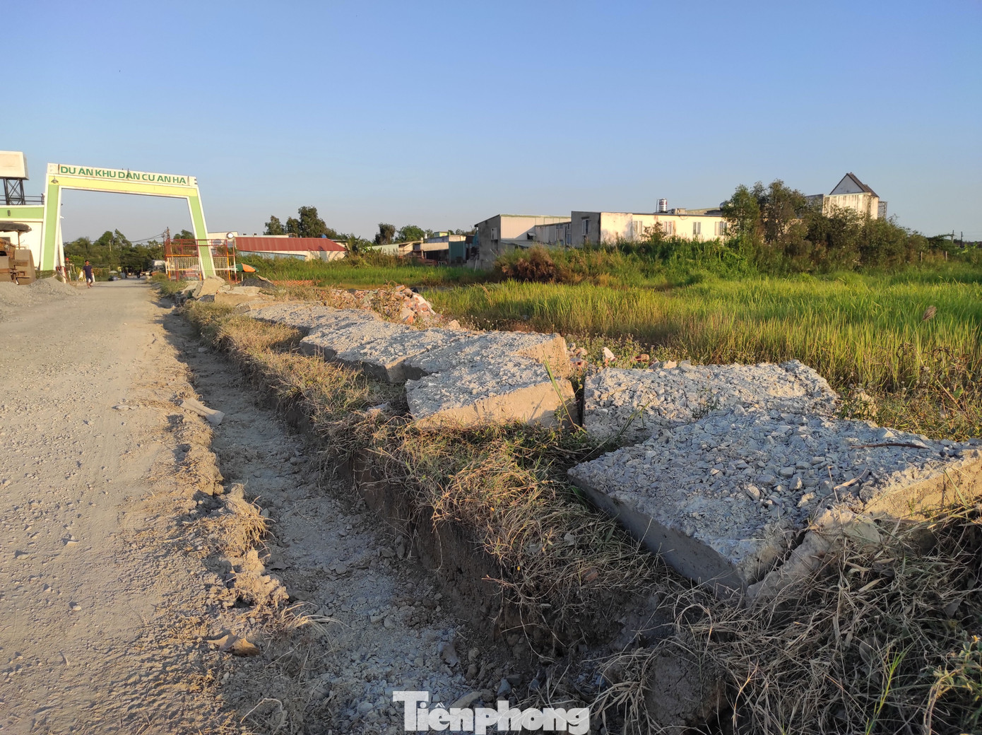 Các hạng mục đường sá, thoát nước, hạ tầng kỹ thuật cho dự án đang được nâng cấp.