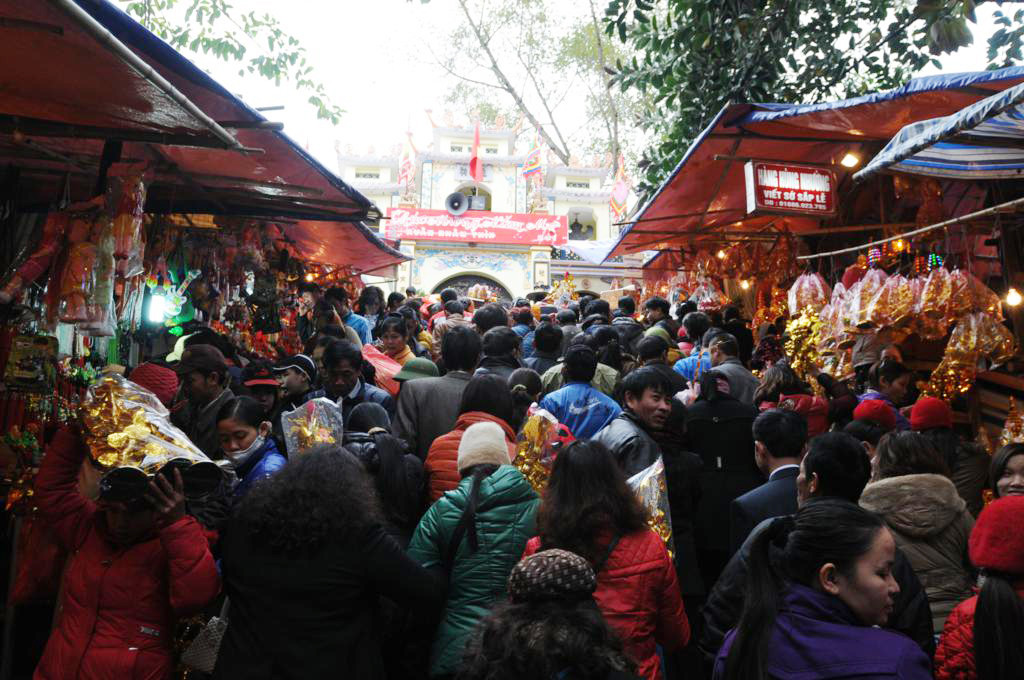 Biển người ken đặc tại cổng chính dẫn lên Đền