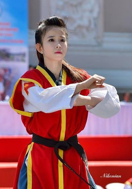 Châu Tuyết Vân - VĐV môn taekwondo được mệnh danh là “hoa khôi làng võ” khi sở hữu vóc dáng nhỏ nhắn cùng gương mặt rất xinh đẹp. Từ năm 2009 đến nay, Châu Tuyết Vân đem về rất nhiều thành tích cho taekwondo Việt Nam, đáng chú ý nhất là tấm HCV quyền đồng đội nữ thế giới năm 2011 
