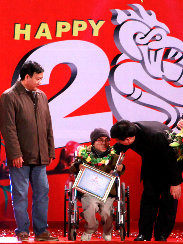 Cùng với những phần thưởng, đêm vinh danh còn có những sẻ chia, quan tâm. Trong ảnh, anh Nguyễn Đắc Vinh, Bí thư Thứ nhất T.Ư Đoàn (phải ảnh), Bộ trưởng Đinh La Thăng có những lời và hành động chúc mừng, động viên tới thầy giáo Chu Quang Đức - một trong 10 gương mặt trẻ được vinh danh