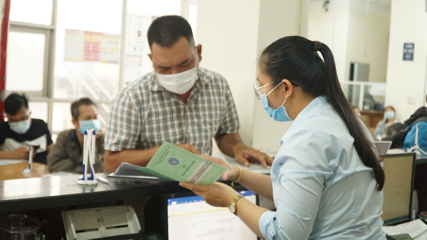 Rút bảo hiểm xã hội 1 lần, người lao động không có lương hưu và mất cơ hội được hưởng thêm loạt quyền lợi. Rút bảo hiểm xã hội 1 lần, người lao động không có lương hưu và mất cơ hội được hưởng thêm loạt quyền lợi.