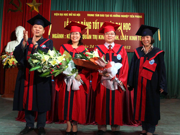 Học viên tặng hoa cho Nhà báo Lê Xuân Sơn và Tiến sỹ Nguyễn Mai Hương