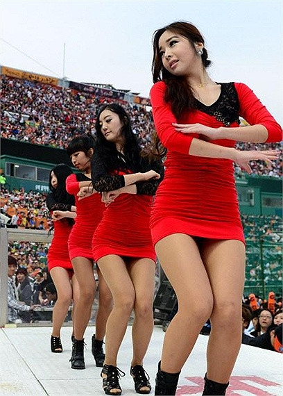 4 cô gái mặc bộ đồ đỏ làm bầu không khí thêm sôi động hơn