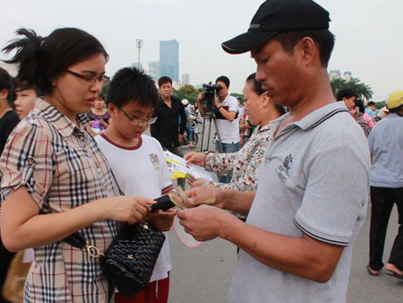 Trước thời điểm diễn ra chương trình, mỗi tấm vé mời của ban tổ chức được phe vé bán với giá ít nhất 150 nghìn đồng