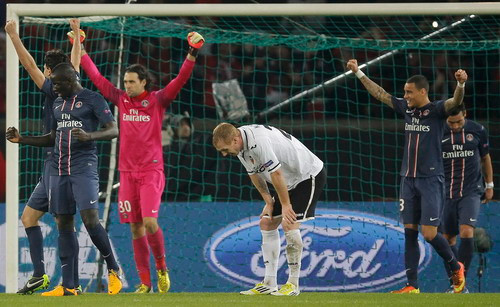 Mặc dù hòa 1-1 nhưng PSG (áo sậm) vẫn vượt qua Valencia để vào vòng tứ kết. Ảnh: Reuters 