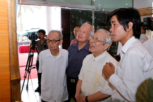 Có nhiều người cao tuổi đam mê thư pháp cũng đến tham dự buổi triển lãm và lắng nghe thư pháp gia trẻ Nguyễn Trung Hoàng Long giới thiệu tác phẩm