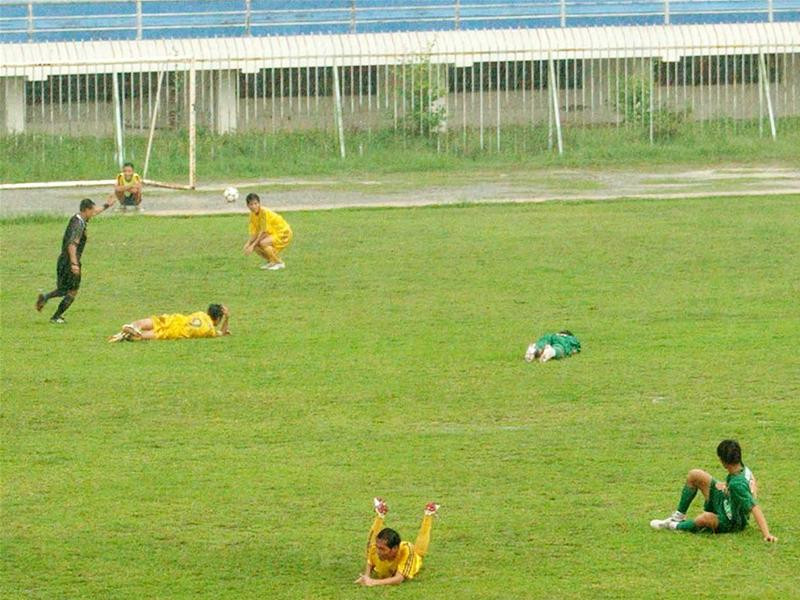 Trọng tài chạy đến chỗ cầu thủ Thiên Chương (áo vàng) và Thanh Trường (áo xanh) đang ngã sóng xoài. Ảnh: Dương Thu