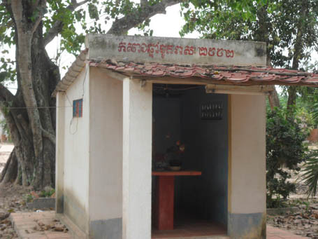 Miếu Ông Tà đặt cạnh một gốc cây cổ thụ, nơi đưa đón những linh hồn rắn độc giữa cõi âm 