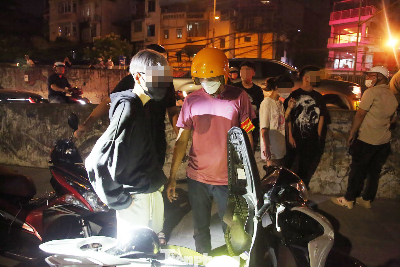 Nhiều thanh thiếu niên đầu trần đi xe tốc độ cao.