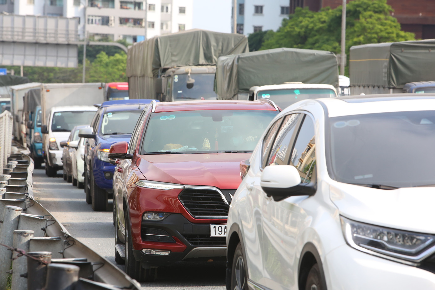 Các phương tiện di chuyển chậm theo hướng ra Vành đai 3 trên cao.