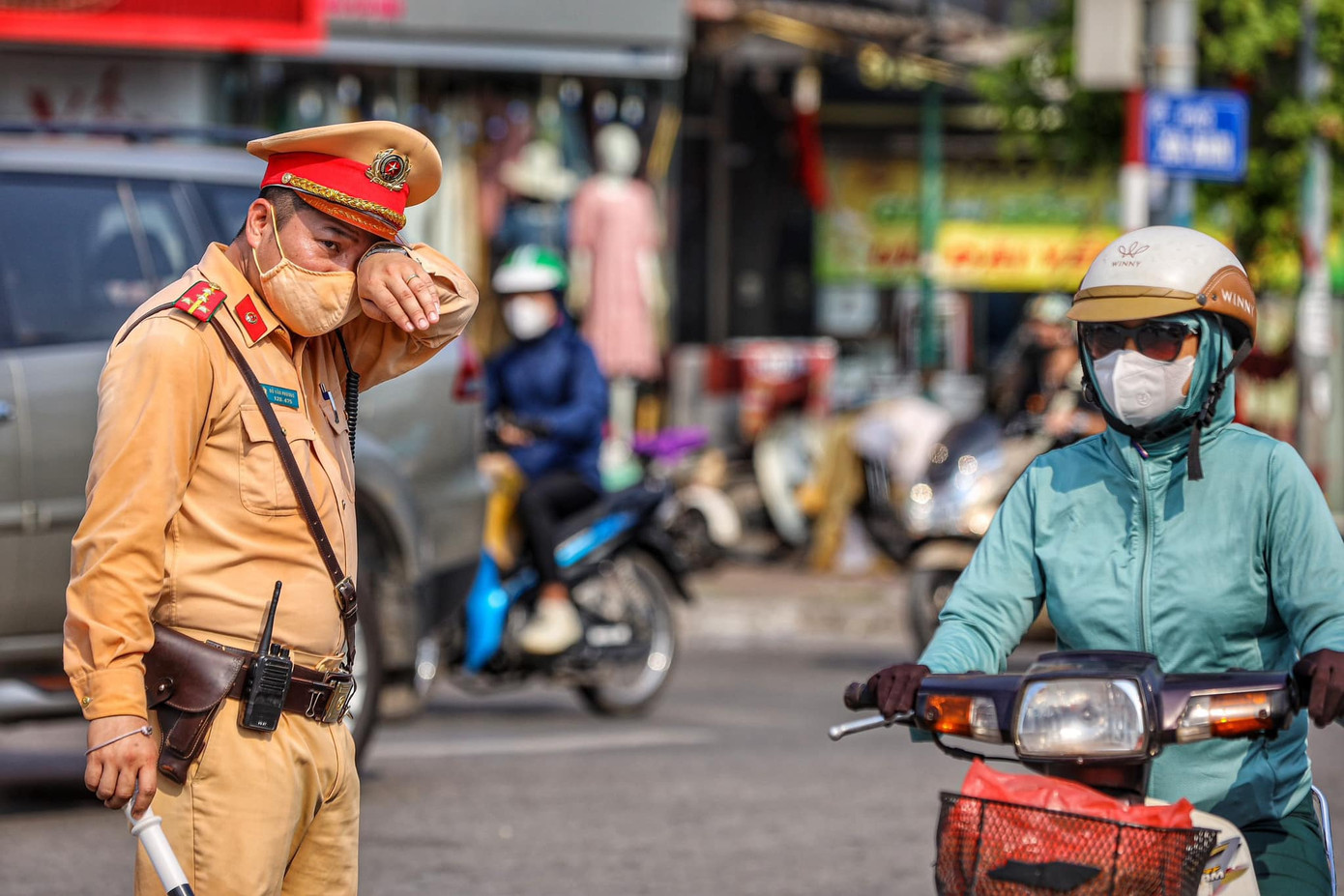 Chiến sĩ CSGT giữa trời nắng nóng điều tiết giao thông. Chiến sĩ CSGT giữa trời nắng nóng điều tiết giao thông.