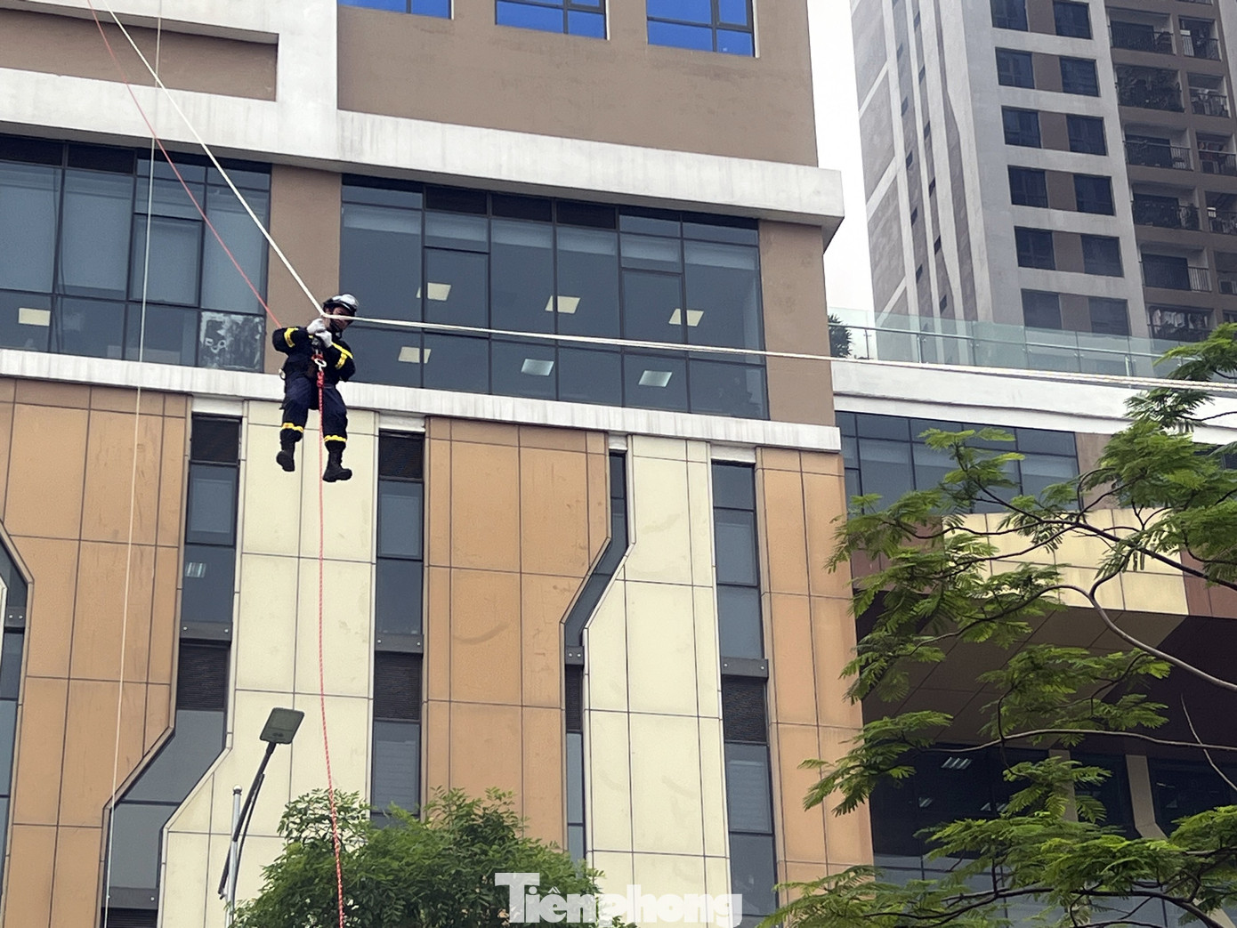 Đặc biệt, Công an quận Tây Hồ sử dụng lăng dây từ tầng 7 xuống đất ứng cứu các nạn nhân bị mắc kẹt.