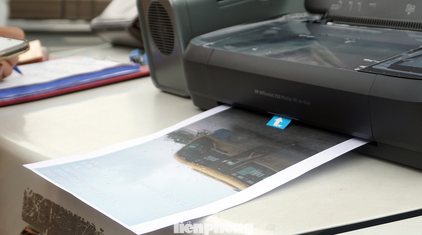 Hình ảnh xe vi phạm được in ra trên giấy.