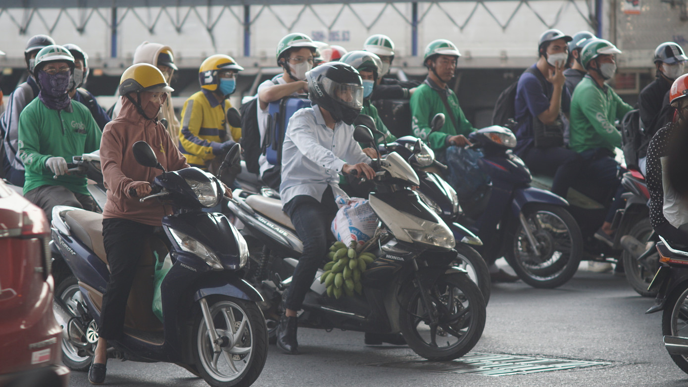 Ghi nhận tại tuyến QL1A và lối ra cao tốc Pháp Vân - Cầu Giẽ hướng về trung tâm thành phố lượng phương tiện tăng đột biến từ lúc 15h.