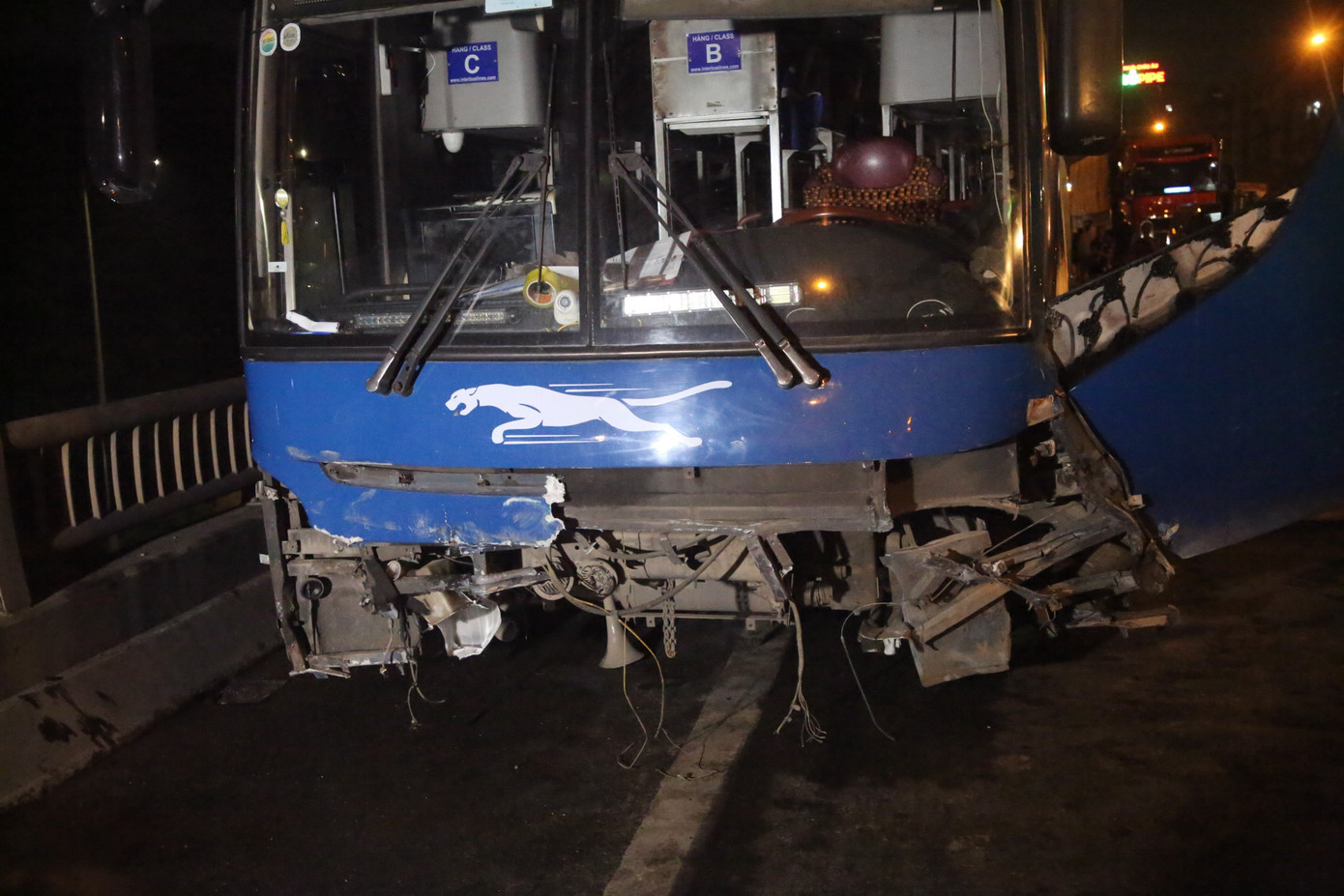 Phần đầu xe hư hỏng nặng. Phần đầu xe hư hỏng nặng.