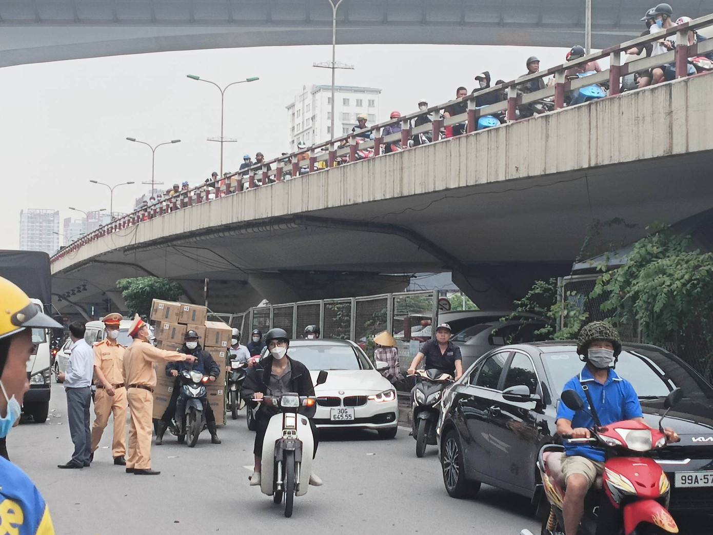 Nhiều người dừng lại trên cầu theo dõi khiến giao thông gặp khó khăn.