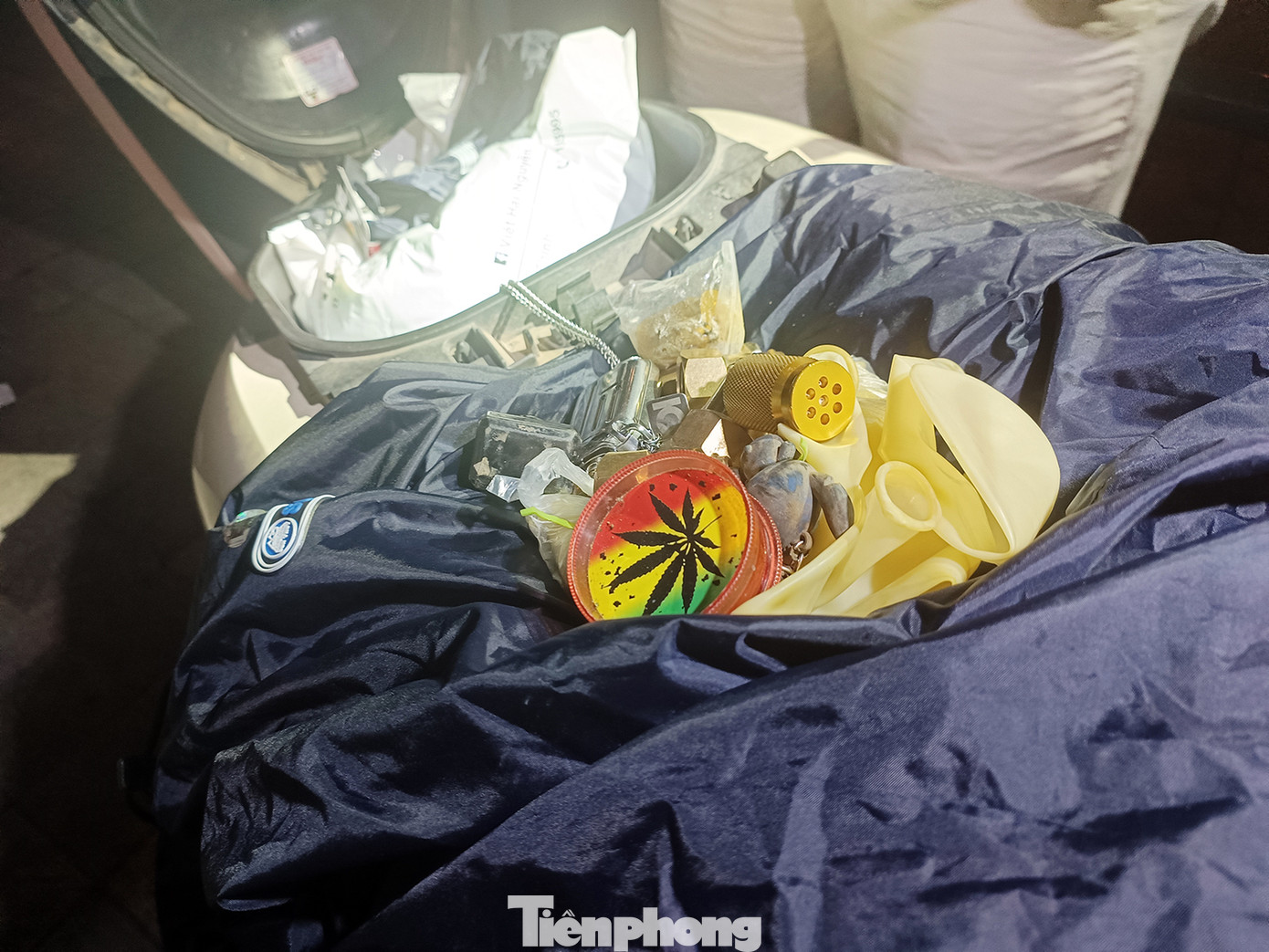 Trong cốp xe máy có nhiều van bình khí cười. Trong cốp xe máy có nhiều van bình khí cười.