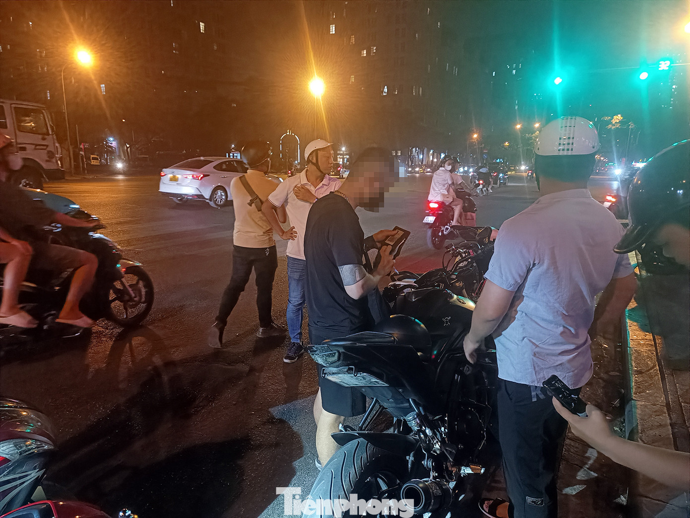 Một số nam thanh niên đi xe "độ" pô phát ra âm thanh ầm ĩ trên đường. Một số nam thanh niên đi xe "độ" pô phát ra âm thanh ầm ĩ trên đường.