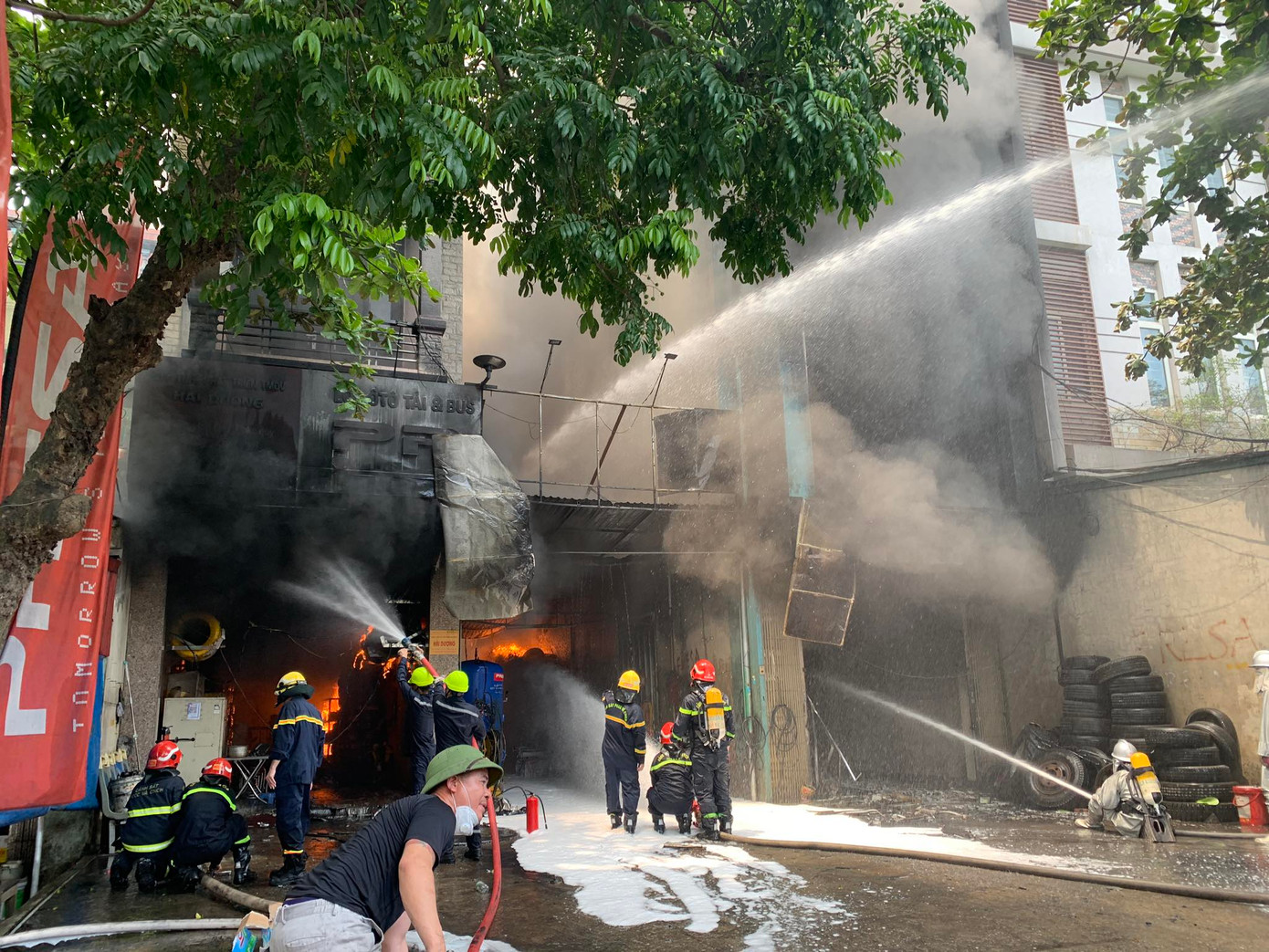 Lửa bùng lên dữ dội. Lửa bùng lên dữ dội.