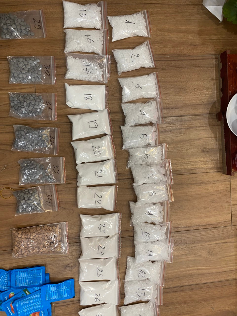 Nhiều súng đạn, ma túy thu giữ của tội phạm.