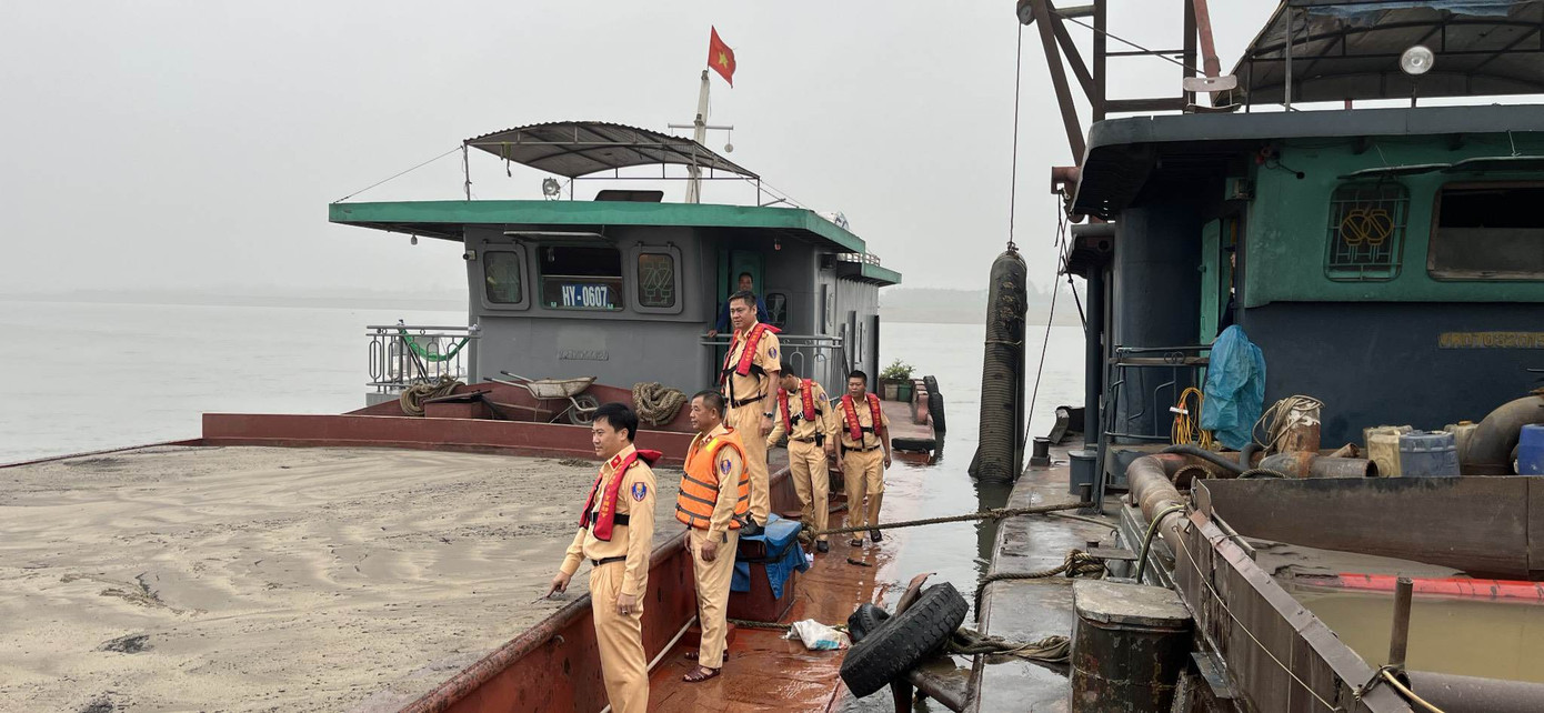 Lực lượng CSGT kiểm tra trên tàu.