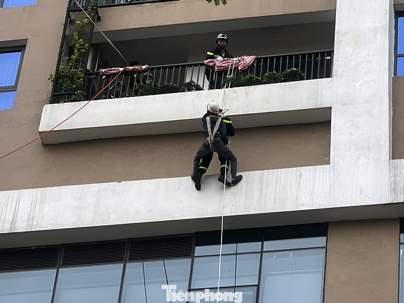 Sự cố xảy ra do lỗi hệ thống điện gây chập cháy. Ngọn lửa nhanh chóng bùng lên và lan sang các vật dễ cháy xung quanh.