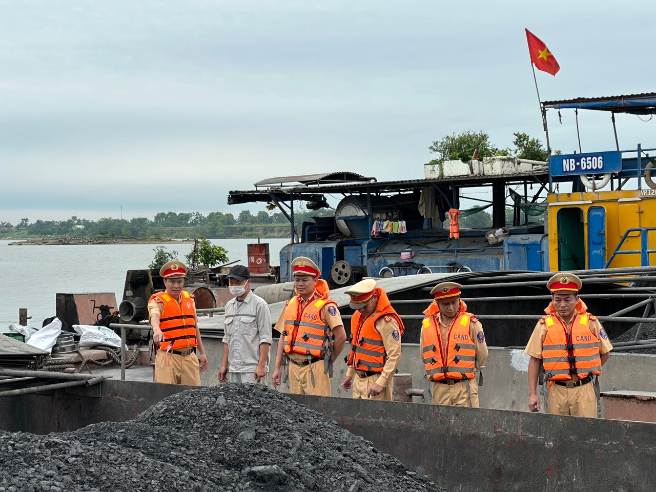 Lực lượng chức năng làm rõ khoảng 7.000 tấn hàng trên là sản phẩm ngoài than thương phẩm.