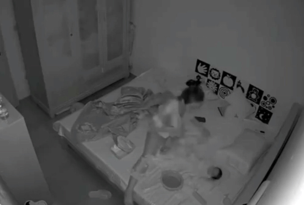 Hình ảnh cháu bé bị bạo hành do camera ghi lại. Hình ảnh cháu bé bị bạo hành do camera ghi lại.