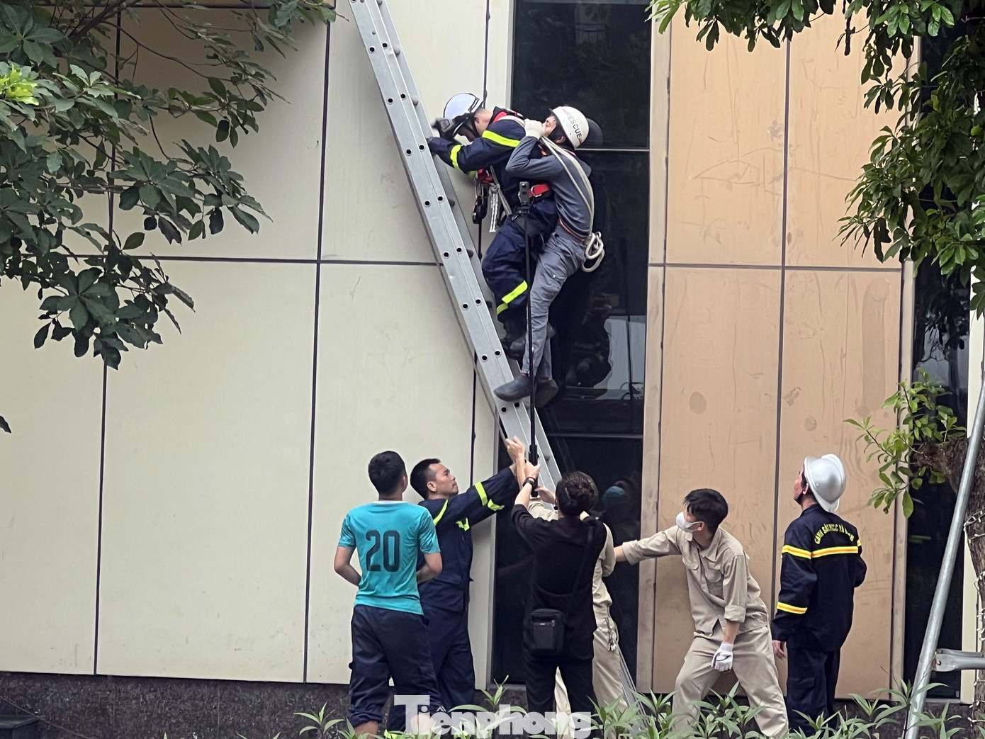 Theo Đại tá Phạm Trung Hiếu - Trưởng phòng Cảnh sát Phòng cháy, chữa cháy và cứu nạn, cứu hộ (Công an TP Hà Nội), buổi diễn tập bám sát thực tế tình huống xảy cháy, thể hiện tinh thần trách nhiệm cao của chính quyền, công an và người dân quận Tây Hồ từ quy mô tham gia buổi diễn tập đến sự vào cuộc trực tiếp của người đứng đầu. “Về mặt chuyên môn, các lực lượng tham gia đã thể hiện những tình huống khó như cứu người ở tầng cao, hướng dẫn cứu hộ người dân bằng đệm hơi, đánh giá đúng hướng gió tận dụng hiệu quả các lăng vòi cứu hỏa…” - Đại tá Hiếu cho biết.