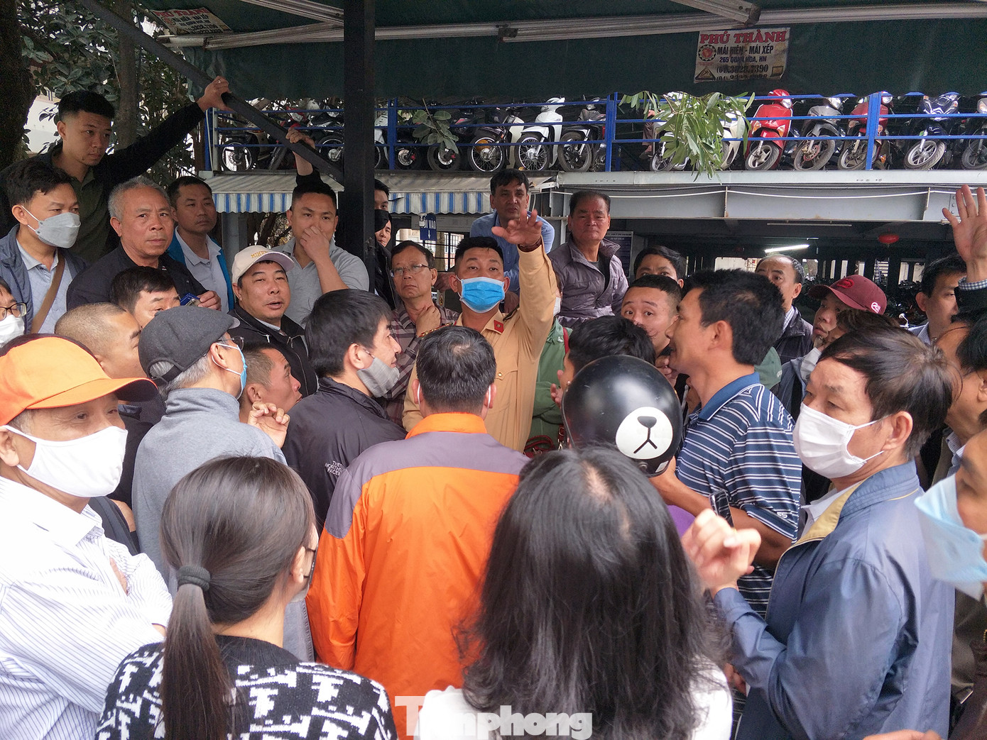 Người dân xếp hàng dài lấy số thứ tự tại trung tâm đăng kiểm ở Hà Nội. Người dân xếp hàng dài lấy số thứ tự tại trung tâm đăng kiểm ở Hà Nội.