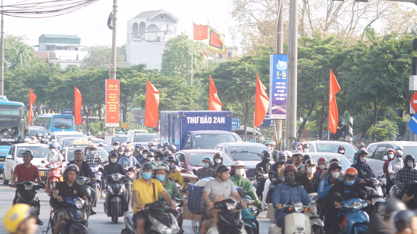 Chiều 3/5, sau 5 ngày nghỉ lễ 30/4 và 1/5, lưu lượng phương tiện di chuyển qua cửa ngõ phía Nam Thủ đô bắt đầu tăng cao.