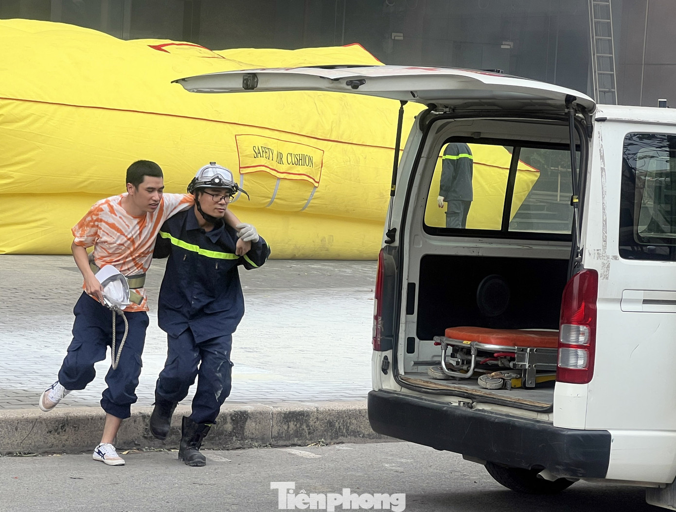 Cùng thời điểm, Công an phường Xuân La, quận Tây Hồ điều động lực lượng có mặt hướng dẫn người dân sơ tán và làm nhiệm vụ chữa cháy.