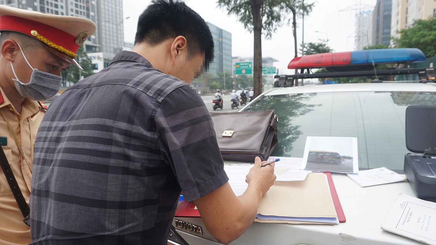 Trong ảnh là tài xế được xem hình vi phạm ngay tại chốt CSGT. Trong ảnh là tài xế được xem hình vi phạm ngay tại chốt CSGT.