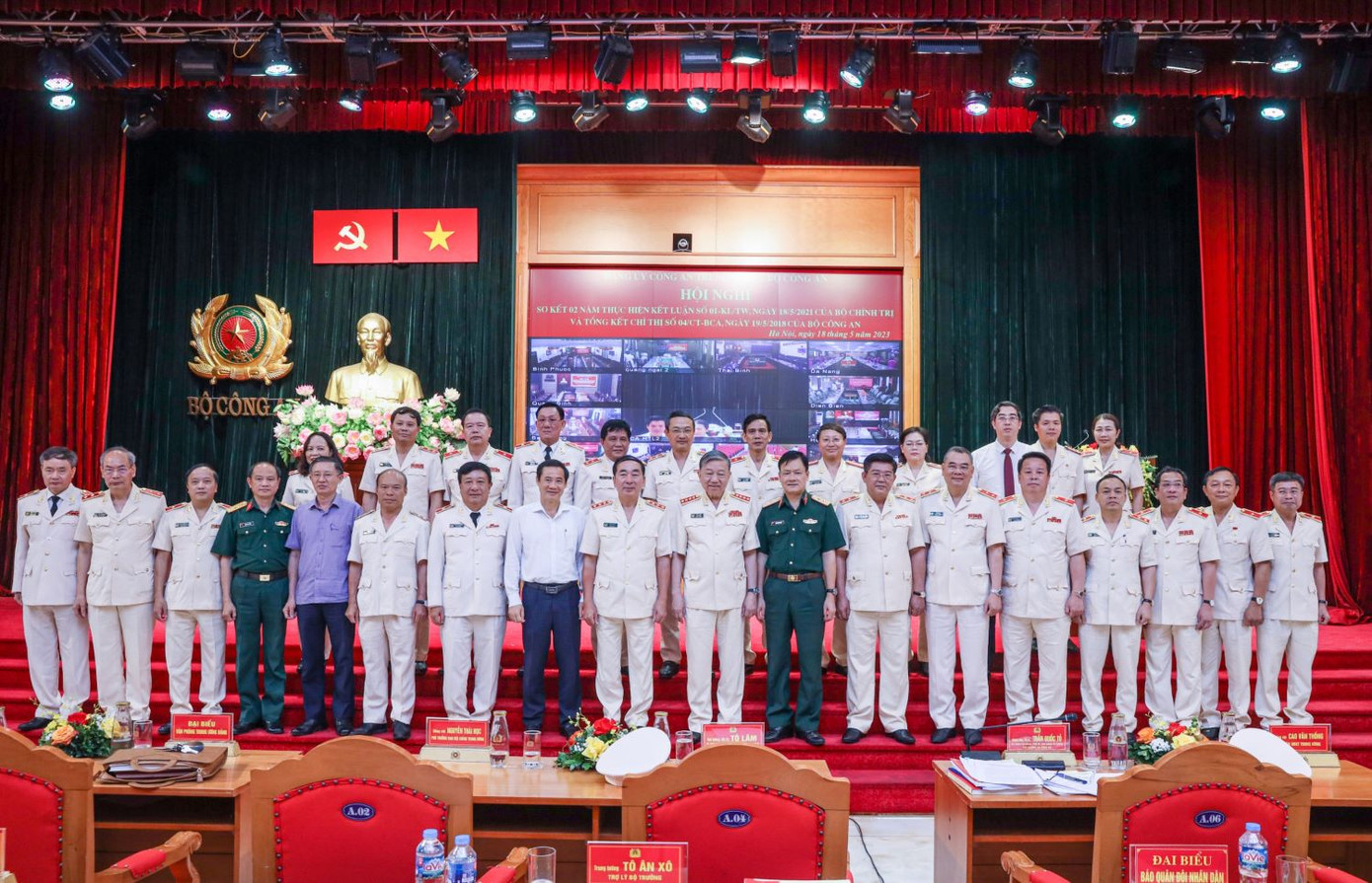 Đại biểu dự Hội nghị chụp ảnh lưu niệm.