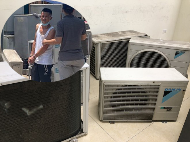 Đối tượng Vệ (áo trắng) cùng tang vật vụ án. Đối tượng Vệ (áo trắng) cùng tang vật vụ án.