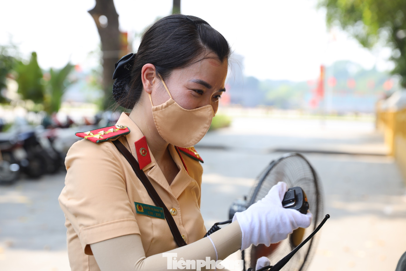 Giữa cái nắng gay gắt của mùa hè khiến da nữ CSGT đen sạm.