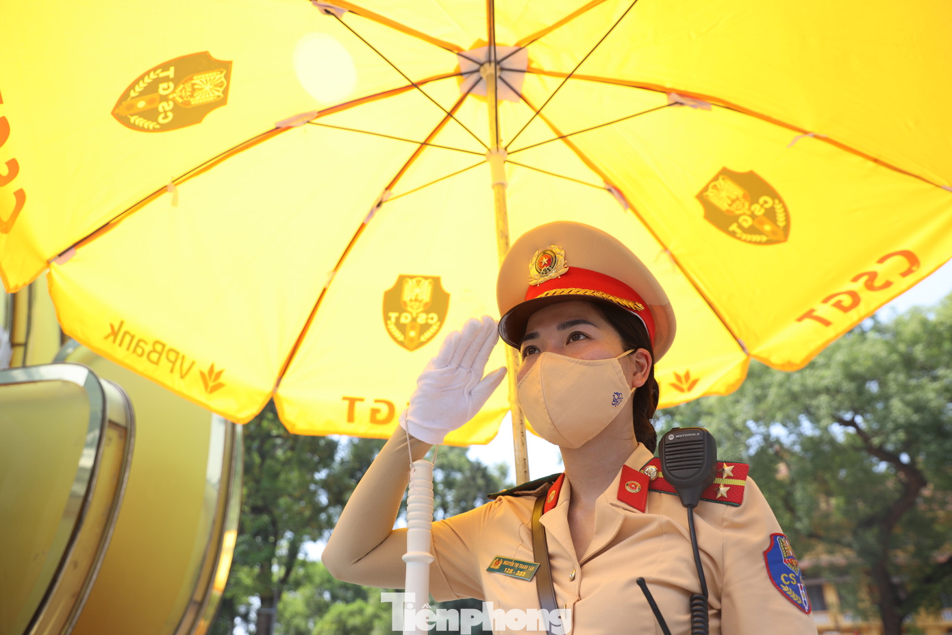 "Là một cán bộ CSGT Thủ đô, tôi cũng rất tự hào khi được giao nhiệm vụ đảm bảo trật tự an toàn giao thông. Trong thời tiết nắng nóng như vậy, không chỉ mình tôi mà tất cả các cán bộ chiến sĩ khác đều đứng liên tục giữa trời nắng nóng hơn 40 độ C, do đó, chúng tôi đều phải cố gắng chiến thắng thời tiết để hoàn thành nhiệm vụ" - Đại uý Tâm chia sẻ.